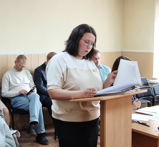 Инспектор Ольга Лапаева рассказывает депутатам о выявленных нарушениях местных заказчиков при выполнении крупных муниципальных контрактов по строительству и капремонту. 